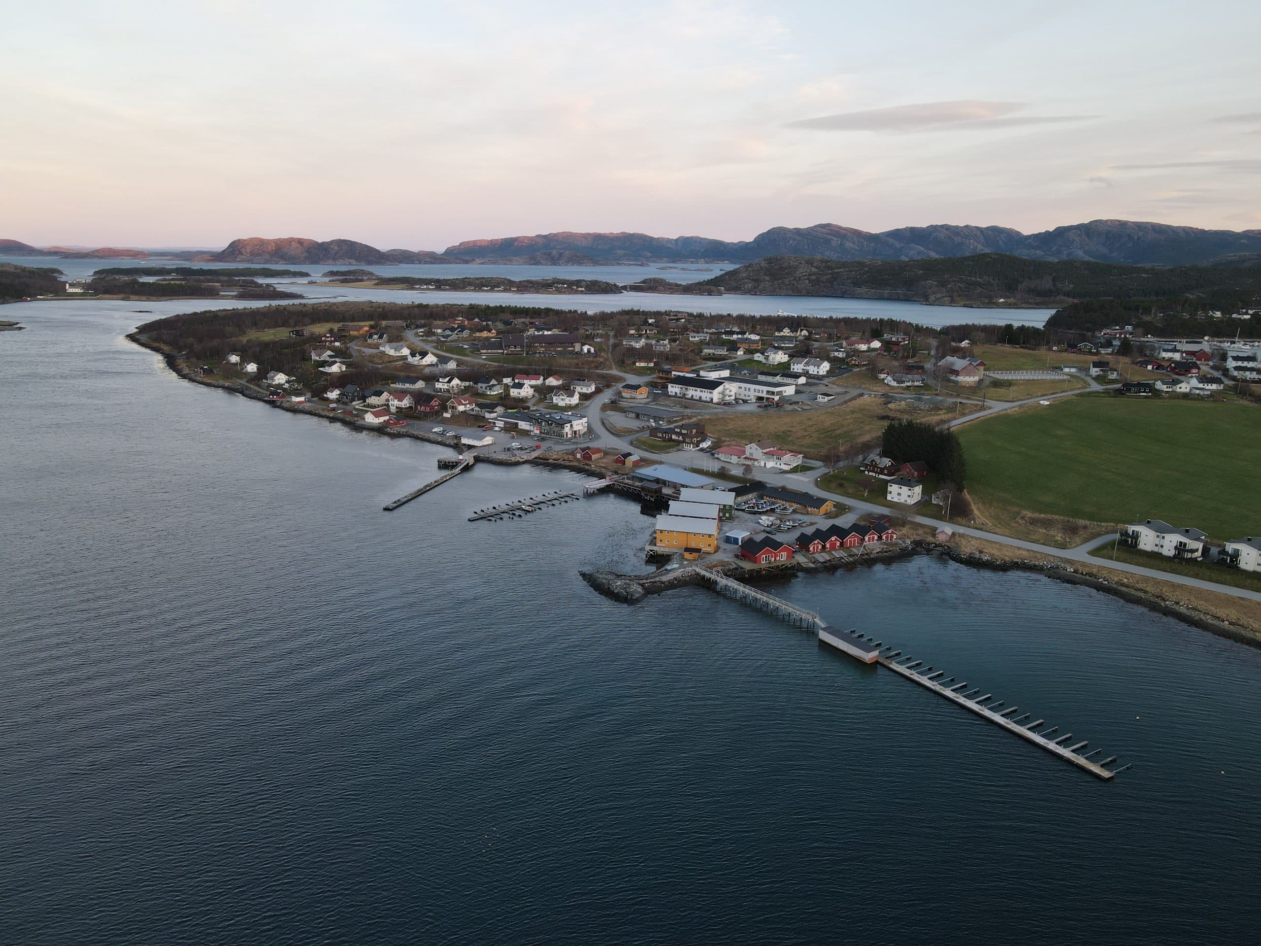 Dronebilde av Lauvsnes, kommunesenter i Flatanger kommune